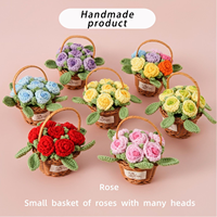 Geschenkartikel: Handgefertigte, umweltfreundliche, gehäkelte Rosenkörbchen aus Wollgewebe mit mehreren Blüten für den Vatertag – farbenfrohe, handgemachte Blumenkörbchen