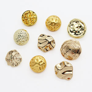 Vente en gros de boutons dorés personnalisés pour vêtements de créateurs <span class=keywords><strong>bouton</strong></span> à motif de plis irréguliers OEM accessoires vestimentaires style tige - Product Image 1