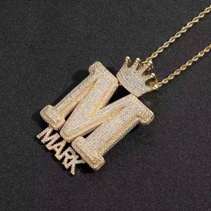 Pendentif lettre M plaqué rhodium de haute qualité avec couronne en strass, charme hip-hop unisexe, à porter au quotidien, en vente - Product Image 6