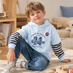 <span class=keywords><strong>Sweat</strong></span>-shirt à capuche 2-en-1 pour enfants MZJ, effet superposé, manches rayées, en mélange polyester-coton, motif universitaire, anti-plis - Product Image 3