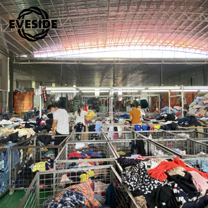 Contenedor de trapos mixtos sin cortar de <span class=keywords><strong>ropa</strong></span> usada Pacas coreanas Ukay <span class=keywords><strong>Ropa</strong></span> usada mixta - Product Image 4