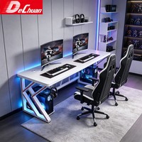 Bureau de jeu double moderne blanc avec structure métallique triangulaire et deux compartiments pour tours d'ordinateur