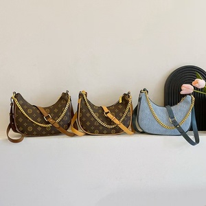 Nuova Borsa a Spalla da Donna 2024, Design Lussuoso e alla Moda, in Pelle PU con Stampa a Catena, Versatile per Ogni Giorno, Anche a Tracolla - Product Image 3