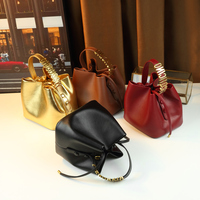 Nouveau sac seau pour femme de couleur unie, design minimaliste et polyvalent avec cordon de serrage, décoration de lettres en métal, petit sac à main