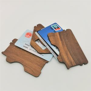 Porte-cartes de crédit fin en bois personnalisable. Étui à cartes de visite portable en bois écologique. Portefeuille porte-cartes de crédit. - Product Image 2