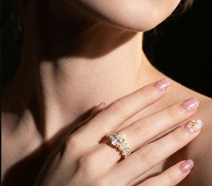 Anillo abierto de plata de ley S925 con hilera irregular de moissanita, anillo apilable de lujo para mujer, para regalo de compromiso. - Product Image 5