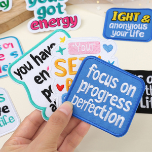 カスタムロゴ四角い長方形形ポジティブエネルギーワードテキストアイロン刺繍ポリエステル生地パッチバッグキャップ用 - Product Image 2