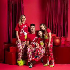 Vente en gros usine : Nouvel ensemble de pyjamas de Noël pour la famille, tenue de nuit imprimée lettres et dessins animés - Product Image 2