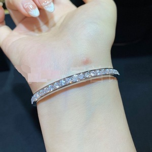 Bracelet en argent 925 pour femmes, diamants synthétiques ronds à taille brillante, style minimaliste, à porter au quotidien - Product Image 2