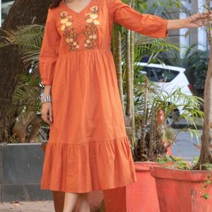 ชุดเดรสผ้าฝ้ายลินินทรงเอ สไตล์ลำลอง คอวี แขนยาวระบาย แต่งระบาย  ความยาวปานกลาง สำหรับผู้หญิง  ปรับแต่งได้ตามต้องการ - Product Image 1