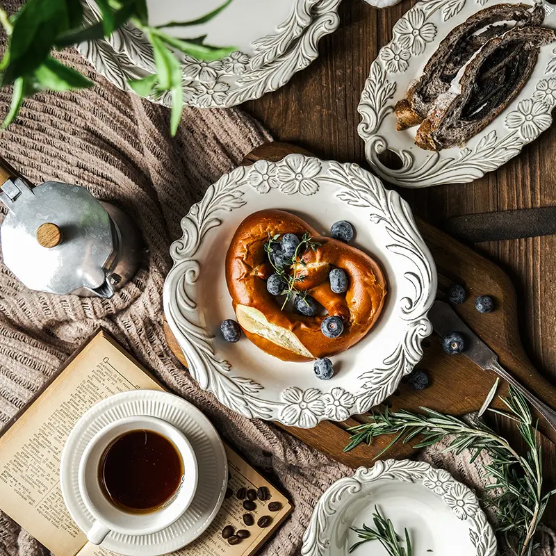 Service de vaisselle à motif floral européen, ensemble de dîner en céramique en relief, ensemble d'assiettes et de bols à fleurs