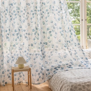 Rideau transparent floral bleu-blanc. Adoucit la lumière, garde les espaces aérés. Parfait pour les chambres et les salons - Product Image 2