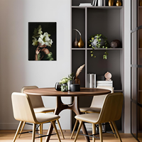 Toile encadrée économique « Femme Noire et Fleur » pour la décoration en gros d'hôtels, maisons d'hôtes et projets hôteliers