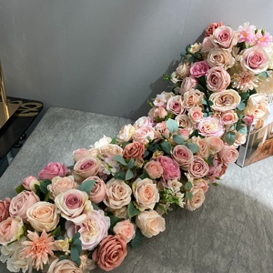 Camino de Mesa Personalizado con Rosas Champán Rosadas y Crisantemos, Arreglo Floral Mixto de Flores Artificiales y Plantas - Product Image 1