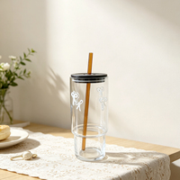 Hotselling 3D strik patch glazen tumbler met zwarte deksel en amberkleurige rietje voor ijskoffie, sap, cadeau, decoratie, drinkglas