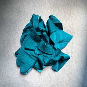 Déchets de tissu Lycra et élasthanne bleu turc – Restes textiles extensibles et coupes de vêtements pour le recyclage des déchets textiles - Product Image 2