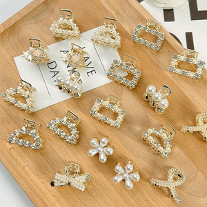 Nouvelle pince à cheveux requin pour <span class=keywords><strong>femme</strong></span>, petite taille, exquise, ornée de perles et de strass, pour demi-queue de cheveux, style mini, avec frange latérale - Product Image 1