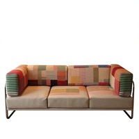 Sofá de Tela con Parches Étnicos Retro, Inspirado en Líneas Rectas, para una Decoración Colorida y Vintage de la Sala de Estar