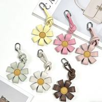 Breloque de sac minimaliste en cuir PU motif marguerite, pendentif porte-clés floral tressé à la main pour sac à dos et sac à main