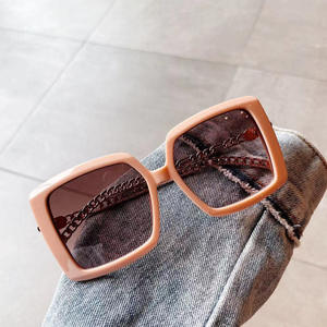 แว่นกันแดดทรงสี่เหลี่ยมขนาดใหญ่ยี่ห้อจีสำหรับผู้หญิงกรอบพีซีป้องกันรังสียูวี 400 ประเภท 3 ที่บังแดดดีไซน์โซ่ทันสมัย - Product Image 5