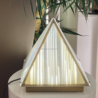 Lampe de table LED E27 de luxe au design moderne en fer avec abat-jour triangulaire en acrylique pour hôtel, canapé, bureau