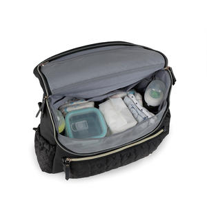 Elegante mochila negra para pañales para mamás, de gran capacidad, impermeable, de nailon, con solapa frontal plisada y herrajes dorados. - Product Image 4