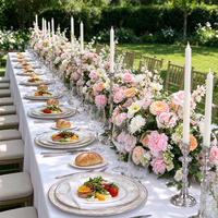 Centre de table floral artificiel style jardin pêche rose pour mariage et événements extérieurs