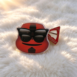 Broche de Noël personnalisée en métal sérigraphiée, Épinglette de revers de fête populaire et raffinée, Badge poli haute brillance - Product Image 1