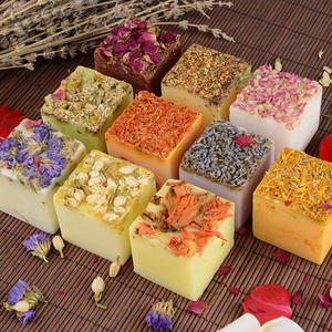 Jabón Íntimo Femenino 100% Puro y Natural, Jabón Artesanal de Flores con Aceites Esenciales Herbales para Limpieza Facial, Corporal y Masajes - Product Image 3