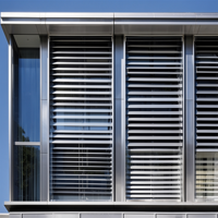 Systèmes de persiennes en aluminium architecturales personnalisées pour façades, lames métalliques d'ombrage extérieur pour projets de bâtiments commerciaux