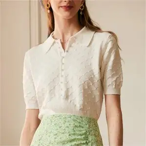 2024 निर्माता कस्टम समर पर्ल बटन सफेद सॉलिड कलर शॉर्ट स्लीव टेक्सचर्ड लैपल निट टी शर्ट टॉप महिलाओं के लिए