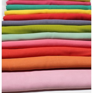 Écharpe carrée Miss Color Deluxe 140x140 cm en polyester chiffon de qualité supérieure, unie, effet laine, douce au toucher, légère - Product Image 3