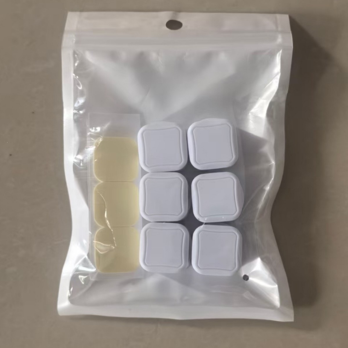Six blancs [emballés dans un sachet en film nacré]