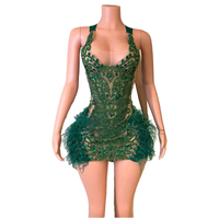 Robe de soirée moulante mini sans manches à col halter avec plumes et strass verts pour femme