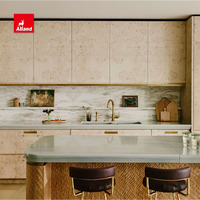 Armoire de cuisine en bois de chêne laqué mat beige contemporain italien Alland Group avec robinet en laiton
