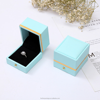 Boîte à bijoux en cuir personnalisable en gros avec logo de timbre en aluminium Boîte à bagues de haute qualité avec insert en peluche Emballage de vente au détail élégant