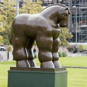 Una famosa estatua <span class=keywords><strong>de</strong></span> bronce abstracta moderna al aire libre <span class=keywords><strong>de</strong></span> un <span class=keywords><strong>caballo</strong></span> gordo <span class=keywords><strong>de</strong></span> Fernando Potro - Product Image 1