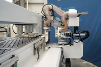 Machine de perçage latéral CNC professionnelle à quatre broches avec capteur laser pour ligne de travail du bois de portes d'armoires sans poignée