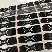 Les panneaux/étiquettes sont fabriqués en feuilles de polycarbonate de 0,5 mm d'épaisseur, imprimées par sérigraphie.
