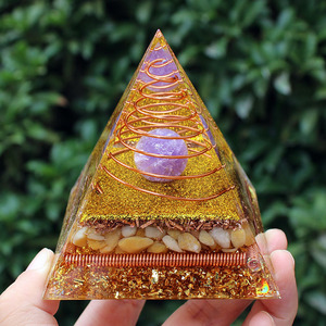 Pyramide en résine avec sphère violette et bobine de cuivre, décoration artistique pour la maison - Product Image 2