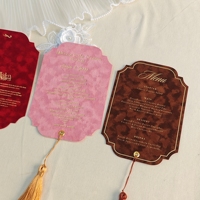 Carte de menu de mariage personnalisée en velours de luxe avec impression dorée et pompon, options multicolores, décoration de table de banquet de mariage