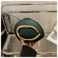 Sac à main de luxe en acrylique avec motif losanges, fermeture éclair, 20x5x15.5cm, décoration chaîne, doublure polyester, durable et tendance