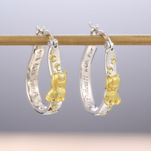 Orecchini Oversize a Forma di Gatto, Design Minimalista, Gioielli Statement per Donne, Stile Ear Cuff - Product Image 1