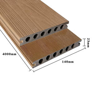 Plancher en bois-plastique imperméable de couleur chêne pour extérieur, deuxième génération, co-extrudé, à emboîtement, pour allée extérieure - Product Image 3