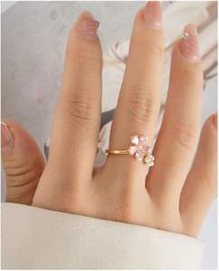 स्पार्कलिंग क्यूबिक जिरकोनिया डेज़ी ओपन स्टेटमेंट, महिलाओं के लिए रिंग डेन्टी फूल मोती की अंगूठी - Product Image 3