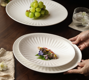 Assiettes ovales en porcelaine blanche de luxe, style romain, gaufrées, grand format 14 pouces, pour hôtels haut de gamme, idéales pour les steaks et les pâtes, avec logo personnalisé. - Product Image 5