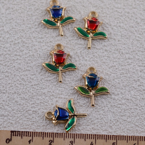 Pendentifs breloques vintage en alliage de zinc, forme de fleur émaillée rouge et bleue, pour la fabrication de bijoux DIY, avec sertissage clos en alliage de zinc - Product Image 4