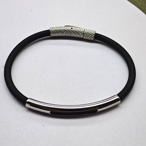 Pulsera <span class=keywords><strong>de</strong></span> silicona <span class=keywords><strong>de</strong></span> iones negativos saludables <span class=keywords><strong>de</strong></span> gama alta Diseño simple <span class=keywords><strong>de</strong></span> Joker Venta directa <span class=keywords><strong>de</strong></span> fábrica Cadena <span class=keywords><strong>de</strong></span> moda <span class=keywords><strong>de</strong></span> Venta caliente para hombres y mujeres - Product Image 1