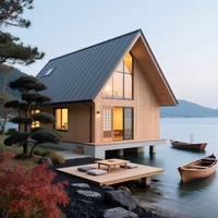 Maison préfabriquée moderne et minimaliste de luxe avec vue sur le lac, en panneaux sandwich en bois, grandes fenêtres pleine hauteur, construction personnalisée