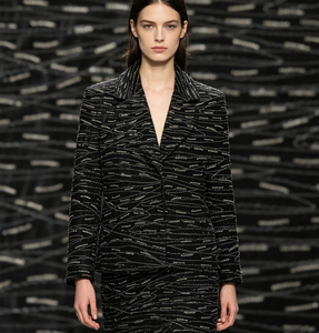 Tissu en <span class=keywords><strong>velours</strong></span> <span class=keywords><strong>noir</strong></span> de poids moyen, brodé de perles tubulaires, tissu texturé amincissant pour robe moulante à manches courtes pour femme - Product Image 5